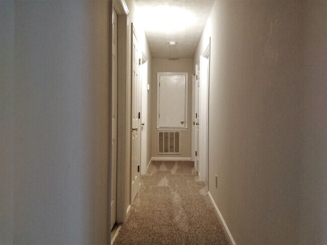 Building Photo - UPDATED & SPACIOUS 3 Bedroom 2 Bathroom home close to SHOPPING & FT BRAGG!!