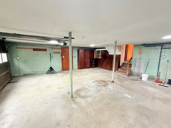 Building Photo - 7381 Barnette Ave