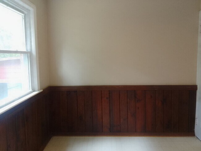 Building Photo - 3 bedroom Bungalow with finished basement..