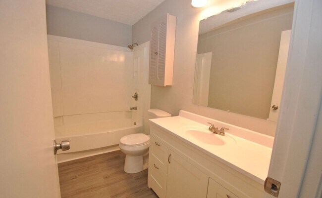 Building Photo - Available 8/1/26 - East Louisville 3 bed, 1.5 bath ranch on corner lot