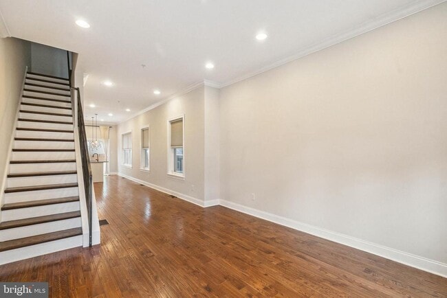 Building Photo - 719 E Thompson St