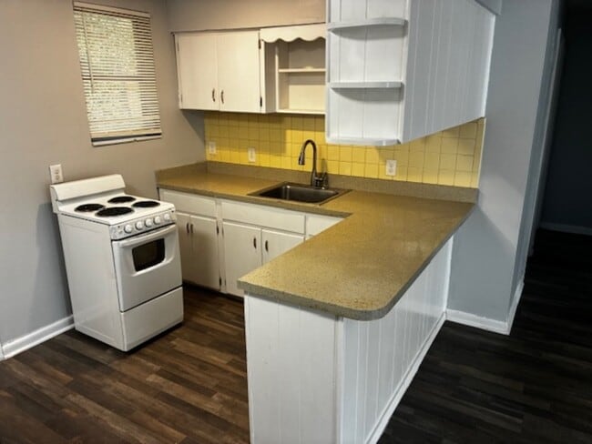 Building Photo - 1160 Comanche St