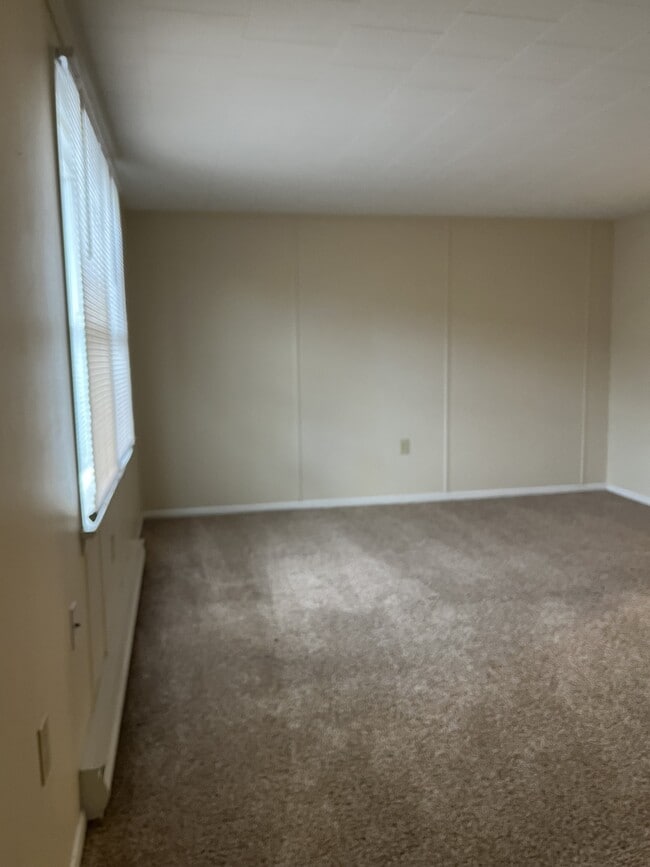 Building Photo - 611 Lincoln Way W