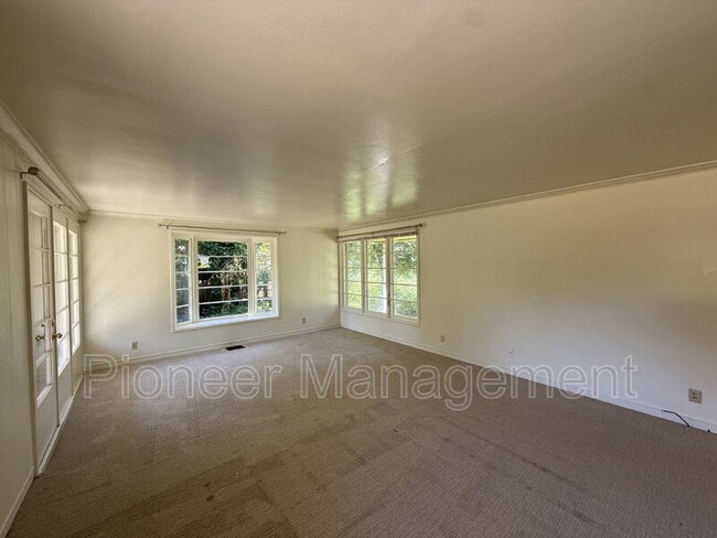 Building Photo - 375 Cherry Dr