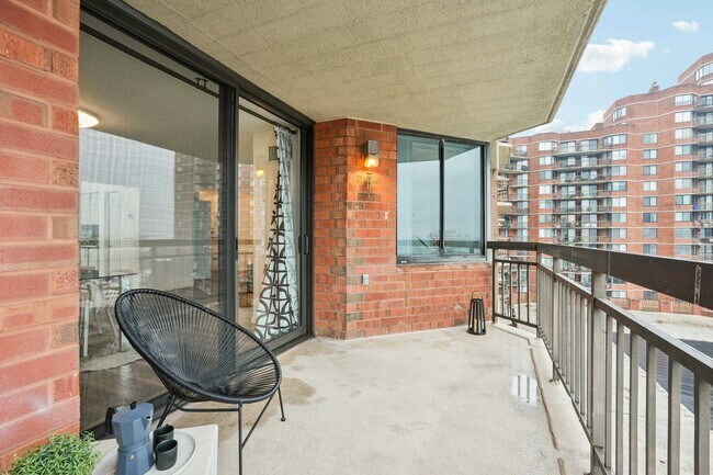 Building Photo - 530 Harmon Cove Tower