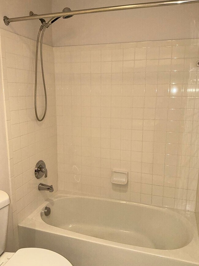 Building Photo - Beautiful 4BR 4.5BA 4 level townhome with ...