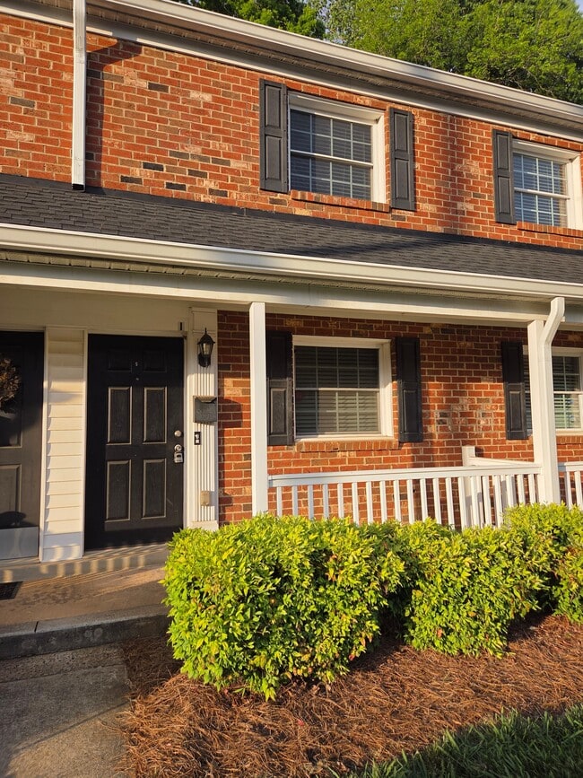 Building Photo - 1215 Green Oaks Ln