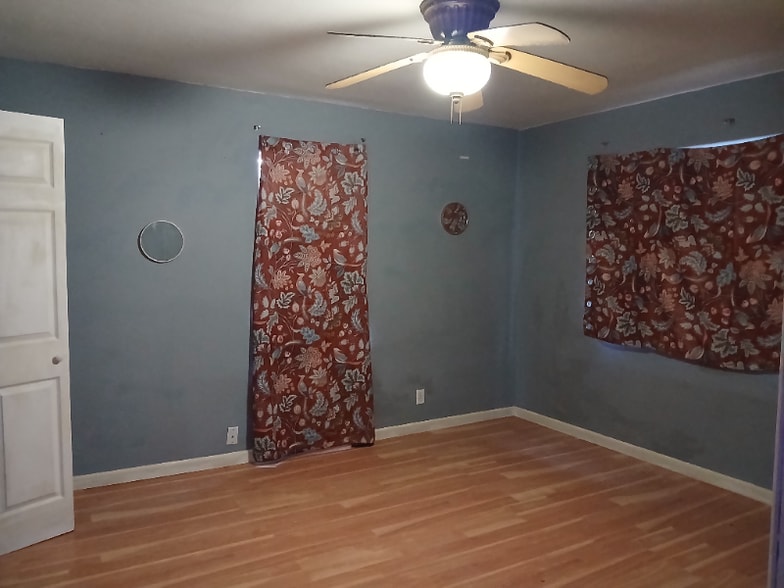 Building Photo - 630 E 6th St