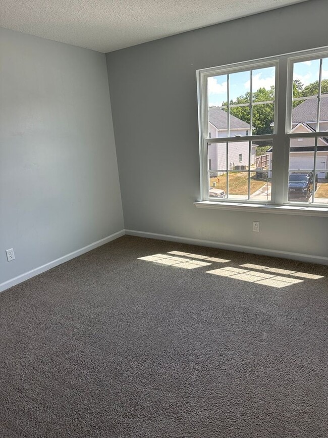 Building Photo - Tranquil South Retreat: Spacious 5-Bed Home with Fenced Yard, Pet-Friendly, Washer/Dryer Included