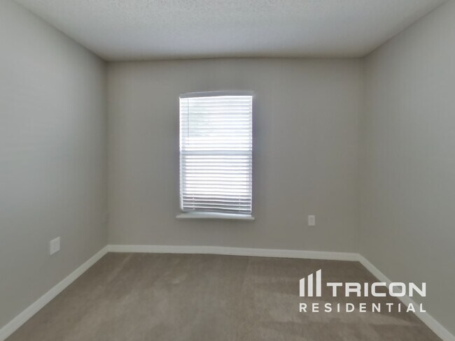 Building Photo - 2232 Nettlebrook St N