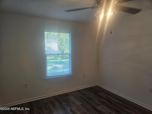 Building Photo - 840 W 10th St