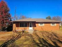 Building Photo - 3 bedroom 2 bathroom for rent!