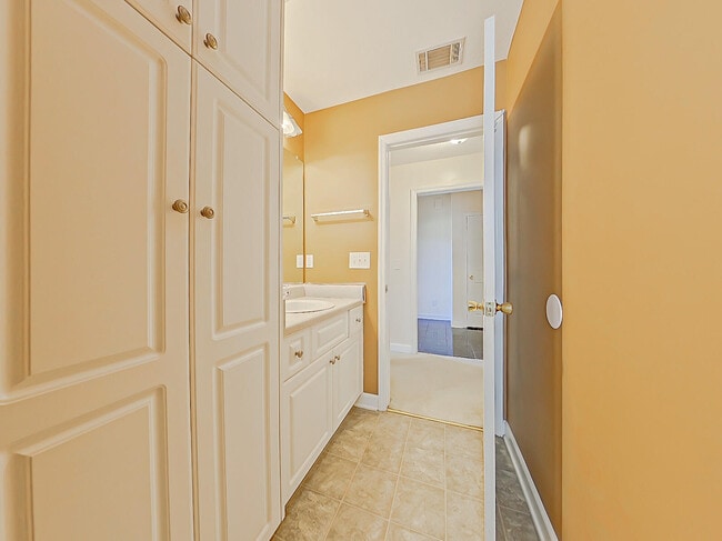 Building Photo - 615 Ventana Dr