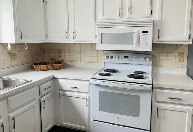 Building Photo - 3114 Strathaven Ct