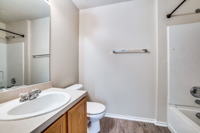 Building Photo - 3 Bedroom/2.5 Bath Heritage Oak Subdivision