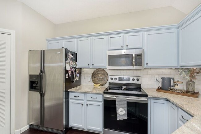 Building Photo - Beautiful Updated 2 Bed 2 1/2 Bath Condo i...