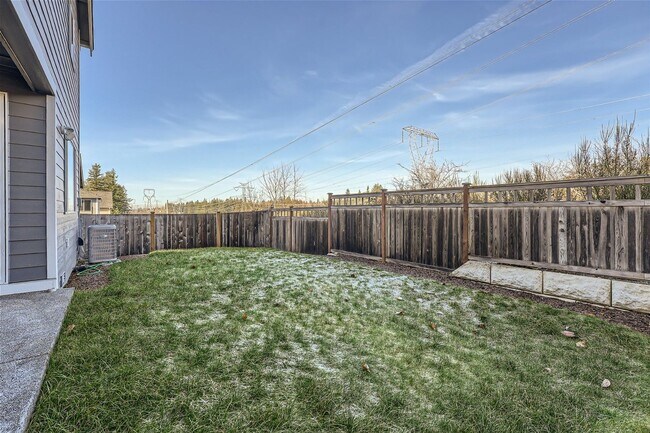 Building Photo - Stunning design and spacious floor plan nestled in the amazing Tahoma Ridge neighborhood.