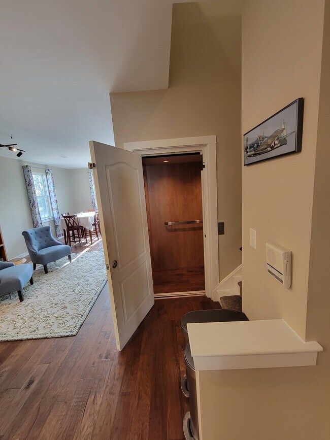 Building Photo - 121B Hagen Dr