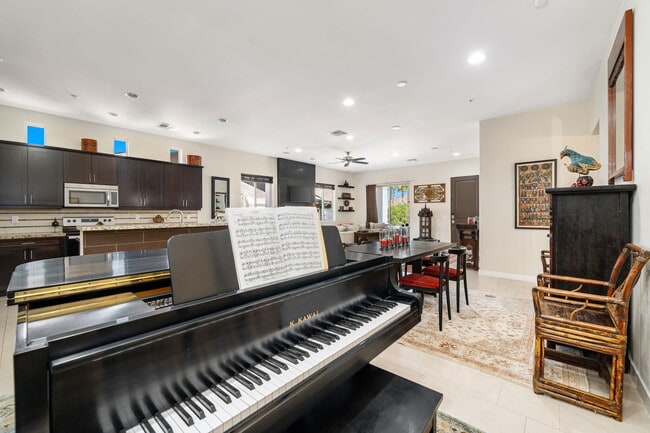 Building Photo - 53385 Avenida Mendoza