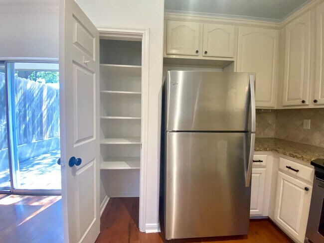 Building Photo - 3 Bedroom Townhouse Condo-North Austin!