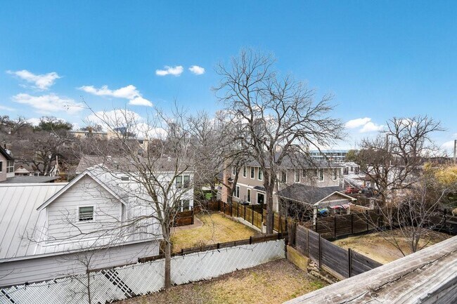 Building Photo - 609 Harthan St