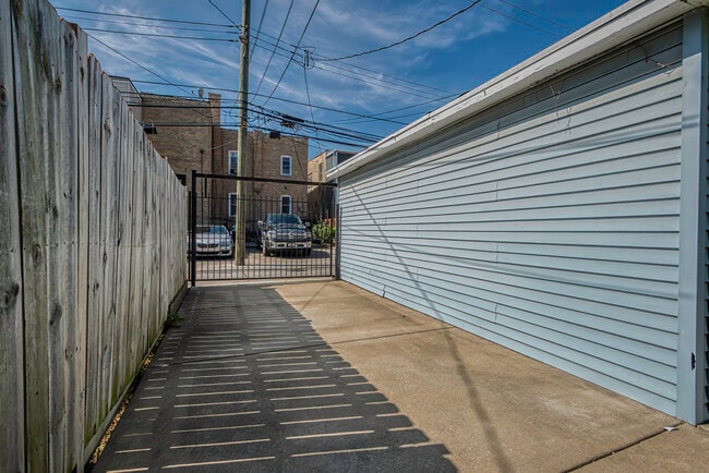 Building Photo - 4426 N Drake Ave