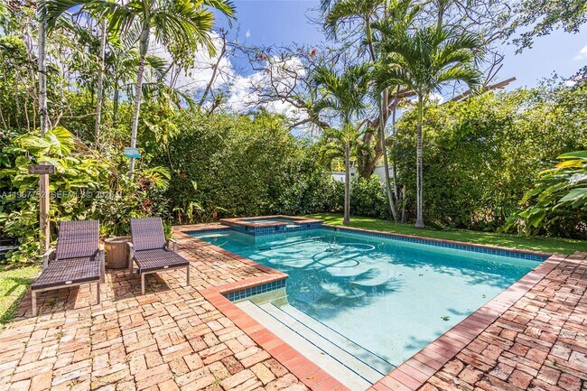 Building Photo - 655 NE 120th St