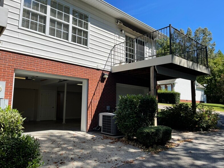 Building Photo - 144 Saint James Pl