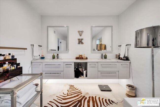 Building Photo - 605 E Sierra Way