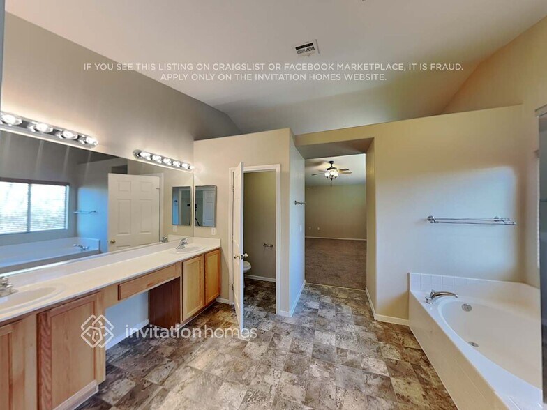 Building Photo - 10928 Salernes St