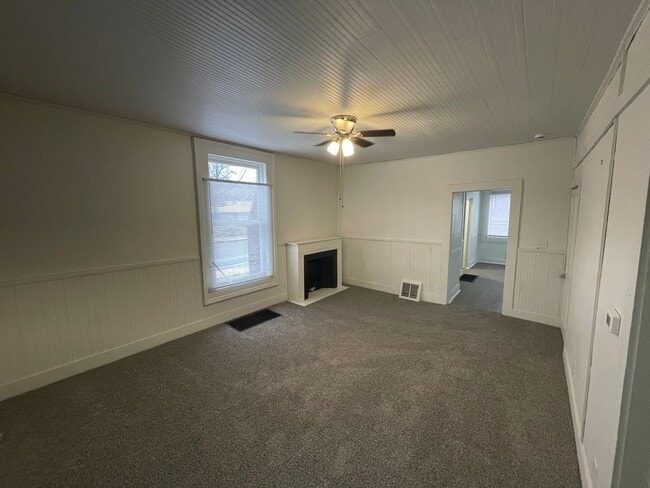 Building Photo - 5 Bedroom Available NOW