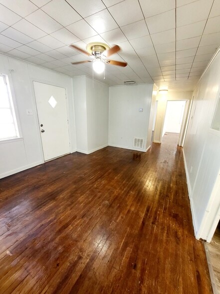 Building Photo - 127 20th Plz