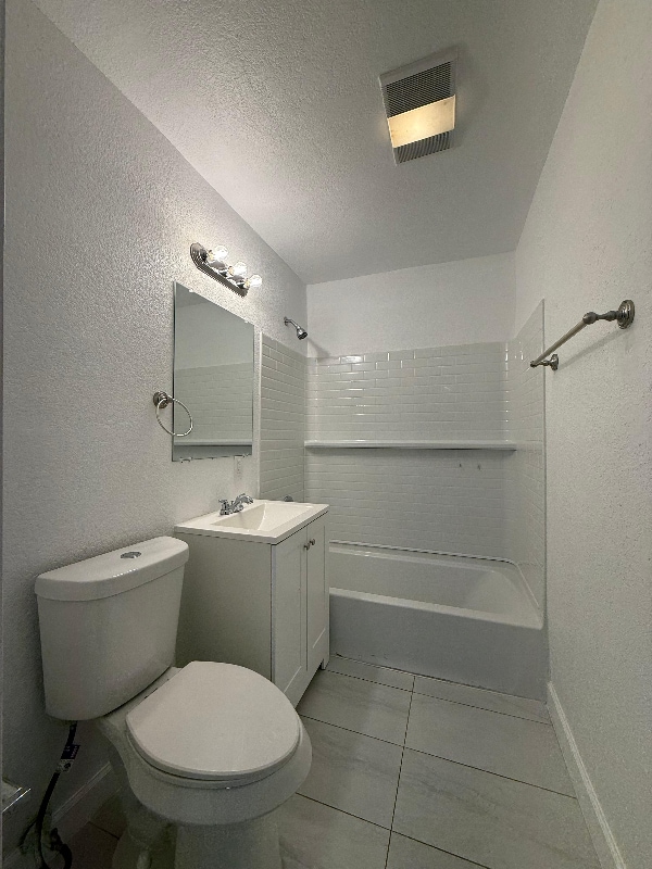 Building Photo - 219 Serna Park