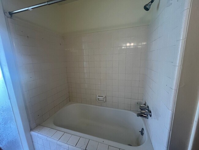 Building Photo - Light, bright, & Move- In ready with ultimate flexibility!