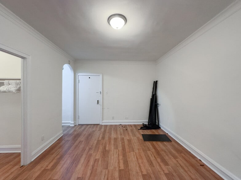 Building Photo - 2536 N Sawyer Ave