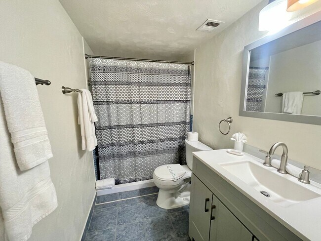 Building Photo - Furnished 2 Bed, 2 Bath Condo – Available Now!