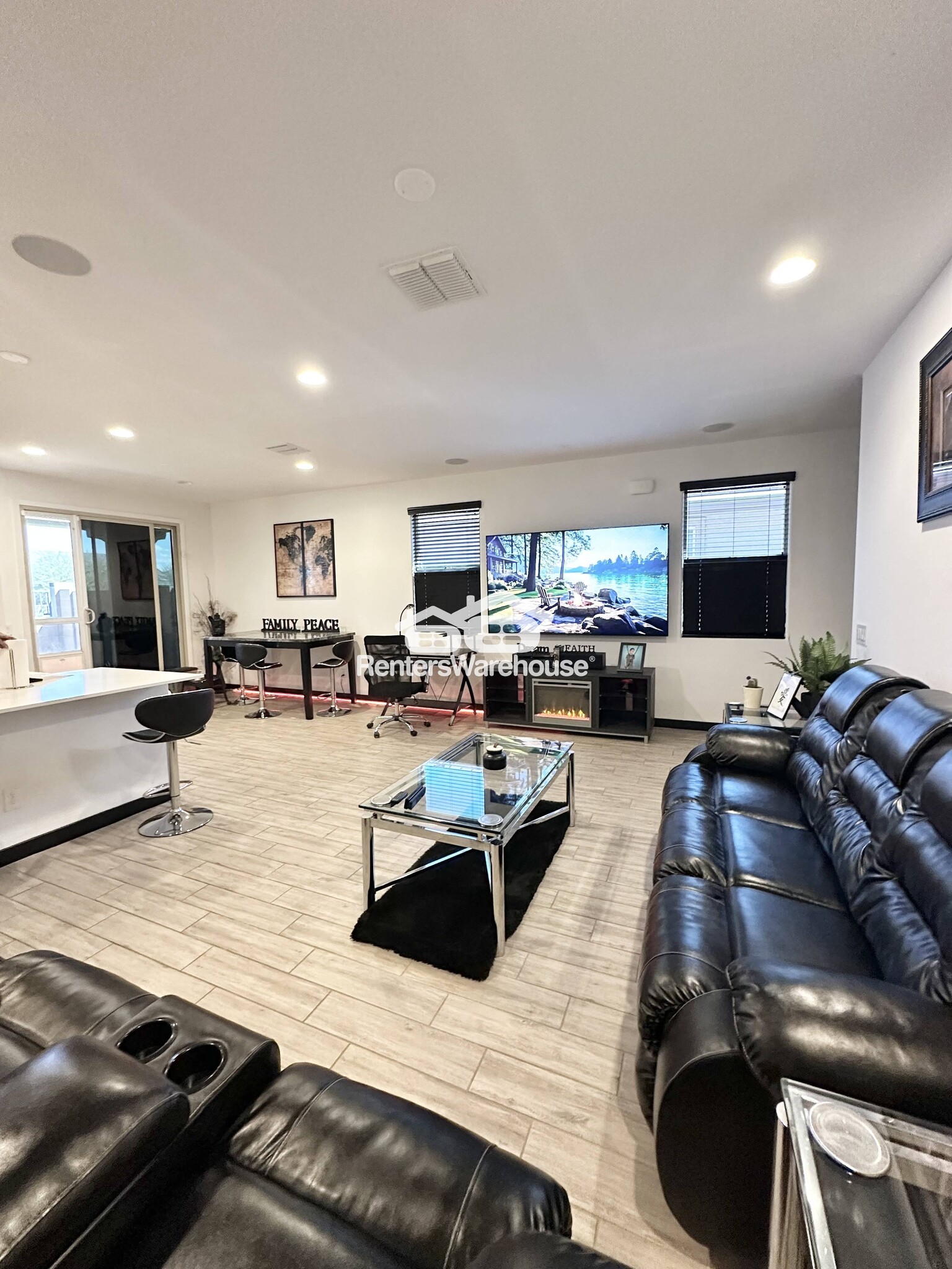 Building Photo - 8956 W Solano Dr