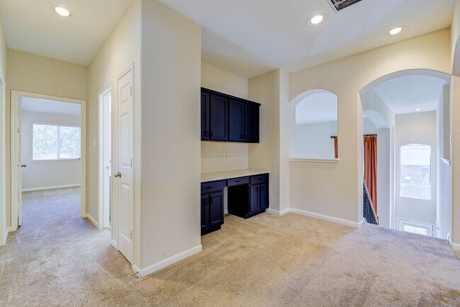 Building Photo - 5 bed dream home in the heart of Sienna