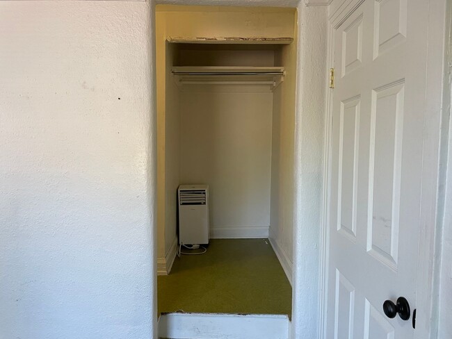 Building Photo - Charming Upstairs Apartment