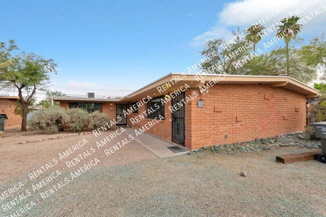 Building Photo - 801 E Holaway Dr