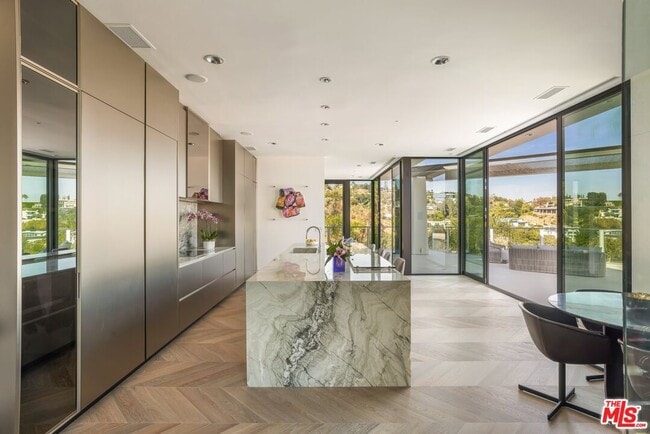 Building Photo - 9405 Sierra Mar Pl