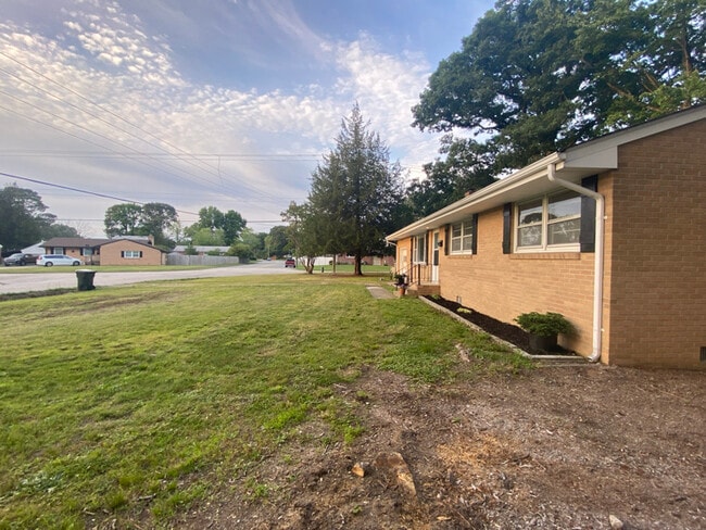 Building Photo - 298 Eastwood Dr