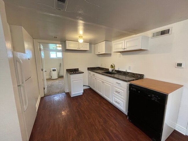 Building Photo - Adorable 2 bed 2 Bath home in Downtown Gre...