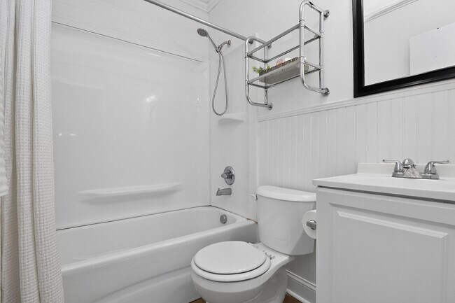 Building Photo - Charming One Bedroom Apartment In The Heart of Plaza Midwood!