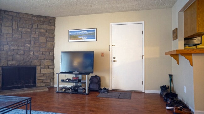 Building Photo - Comfy 2b/2ba with Outdoor Pool!