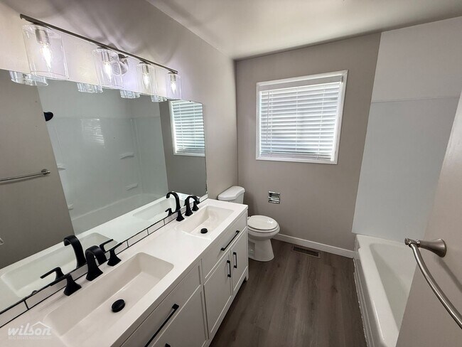 Building Photo - 4 Bedroom / 2 Bathroom Charming Home with Spacious Layout & Private Yard!