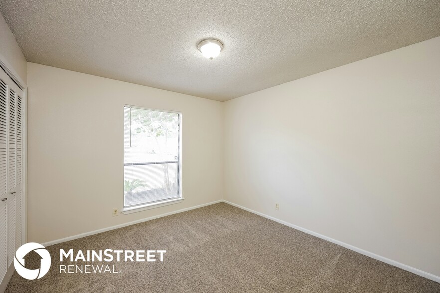 Building Photo - 2755 Knoll Tree St