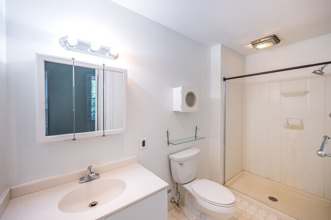 Building Photo - 206 S 43rd St