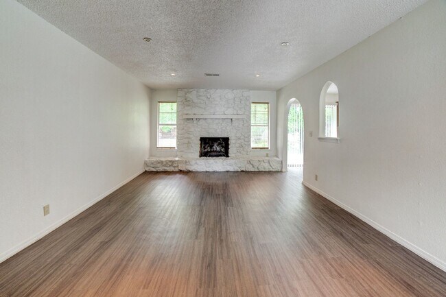 Building Photo - 4 Bed | 2 Bath | Broken Arrow | October