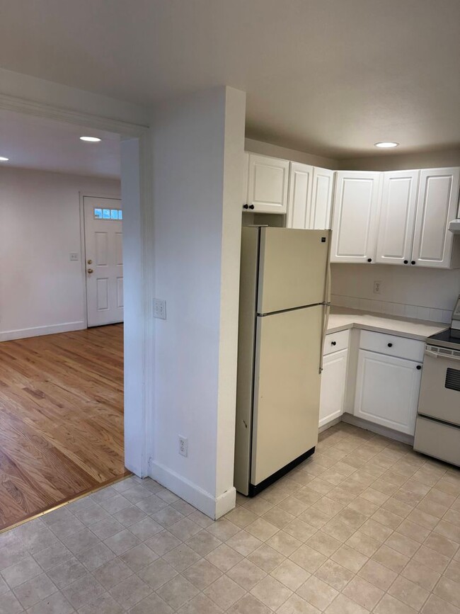 Building Photo - 2 Bedroom Duplex in S. Eugene/Campus Area Eugene